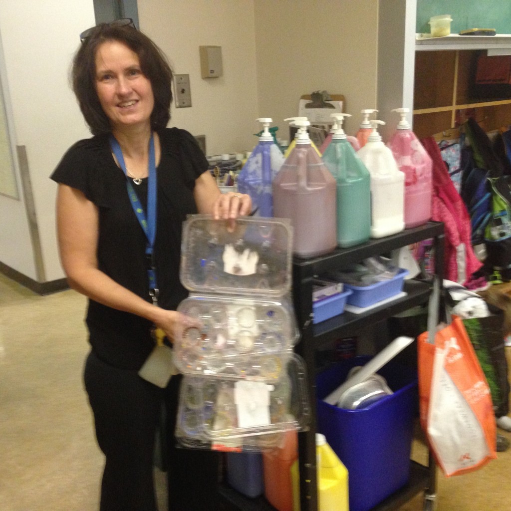 Mrs.Findley & Art Cart at Harry Hooge Elementary - October, 2015